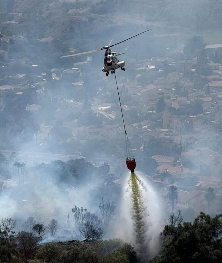 Imagen secundaria 2 - Seis viviendas desalojadas y cortes de tráfico por un incendio forestal en Benalmádena